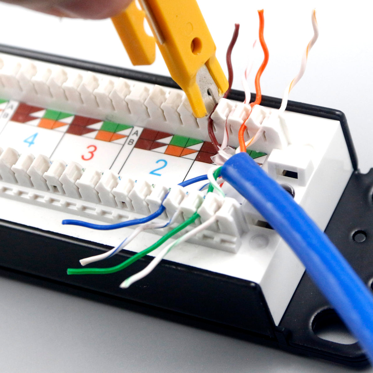 Jadaol retail packaging with screws and documentation enabling quick installation