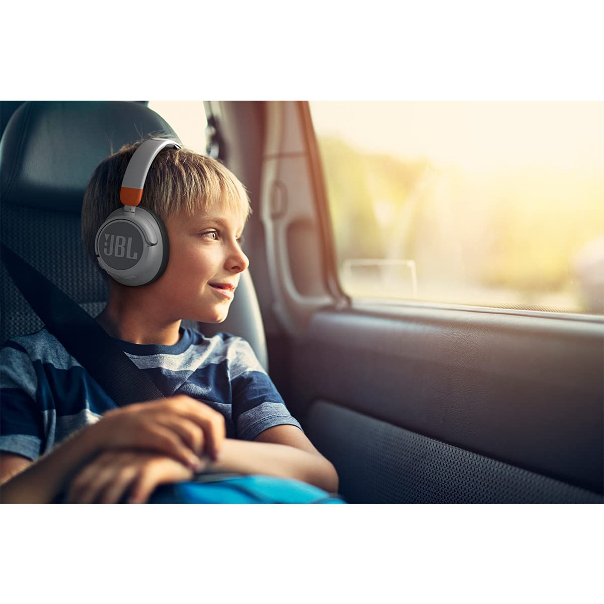 JBL JR 460NC side profile highlighting cushioned earcup comfort for smaller heads
