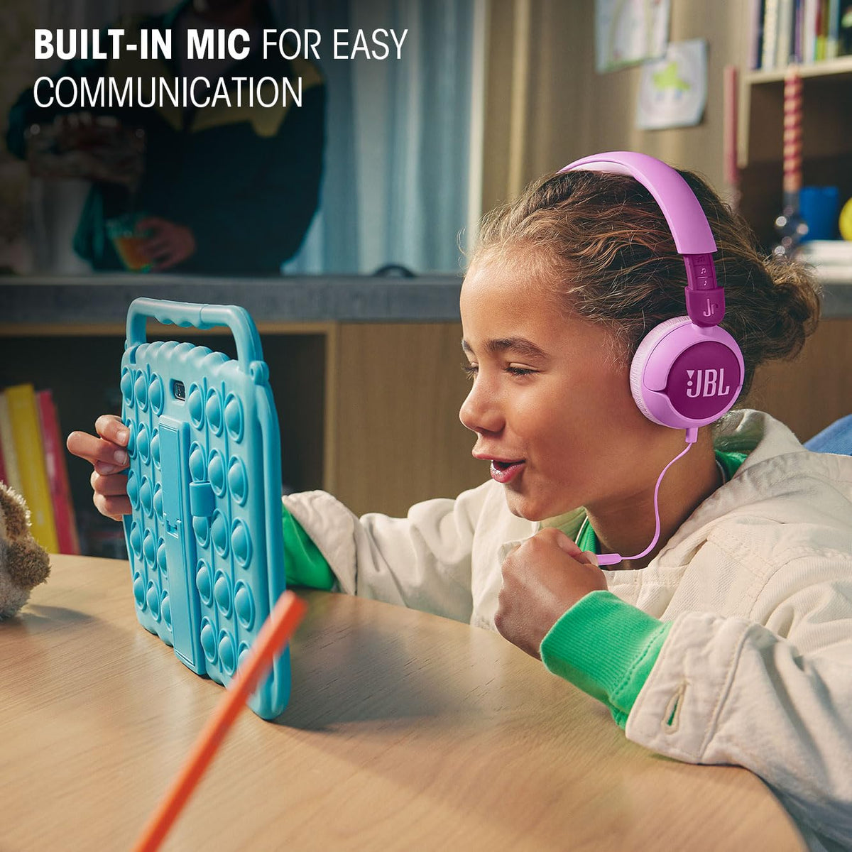 JBL Junior 320 built-in mic for easy chats