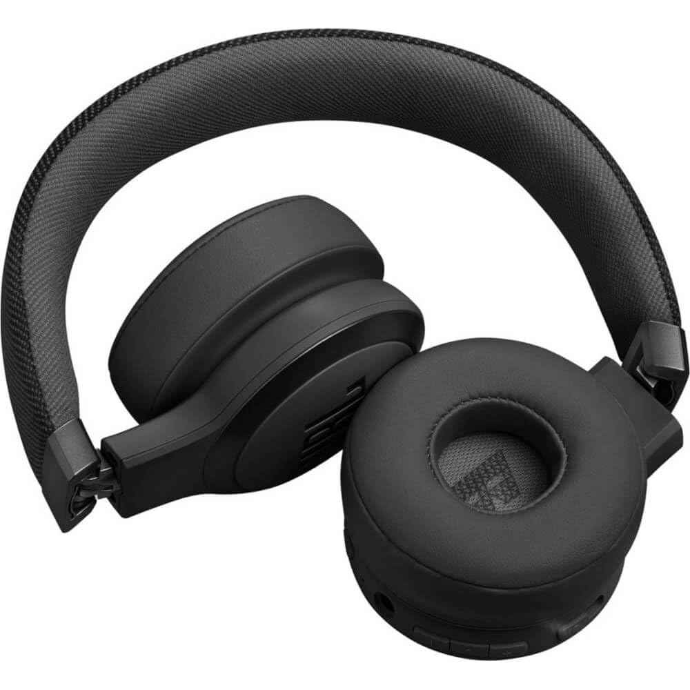 JBL LIVE670NC charging cable and port showing fast-charge convenience