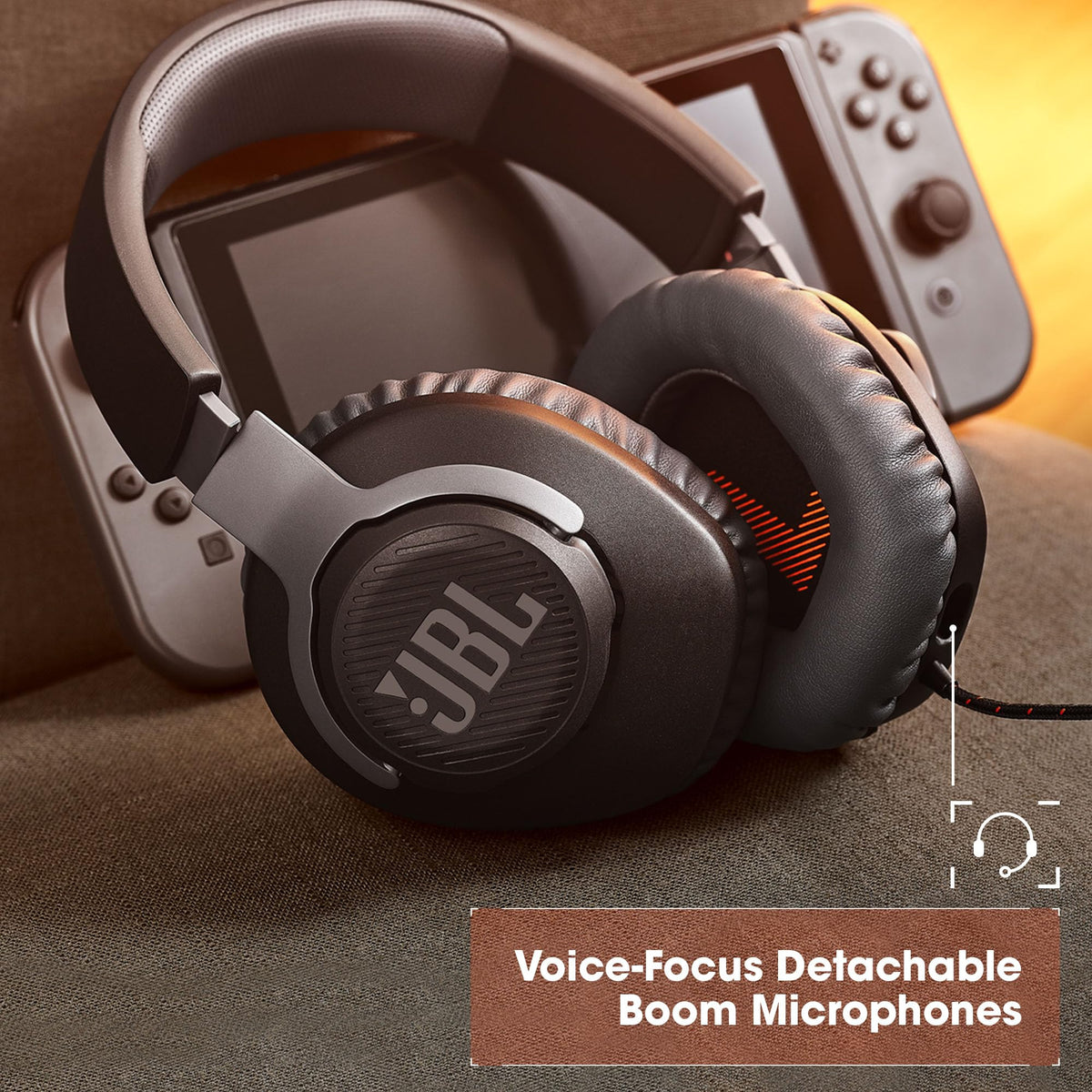 JBL Quantum 100 detachable microphone close-up showing flexible boom for clear team chat
