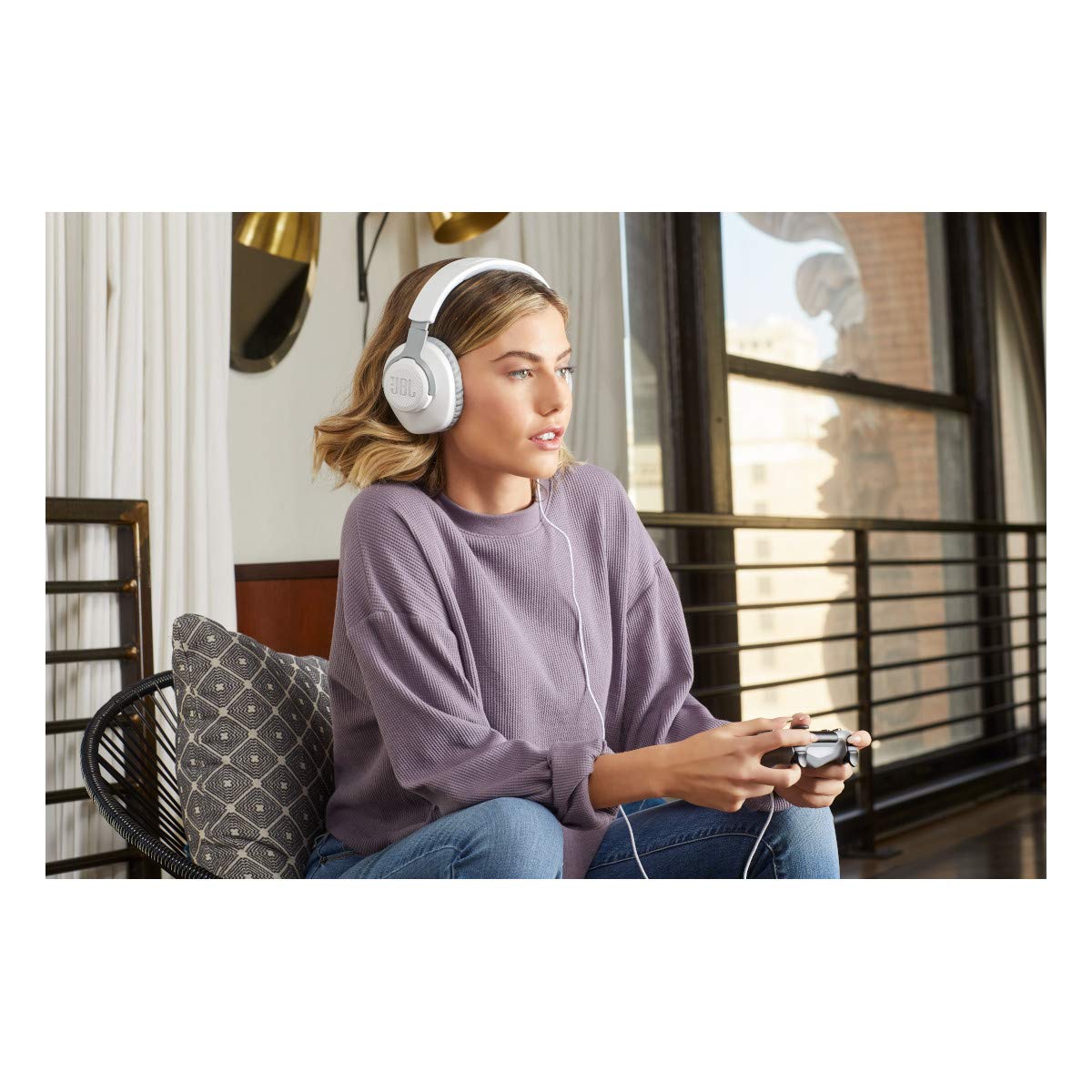 JBL Quantum 100 side profile highlighting earcup comfort and fit