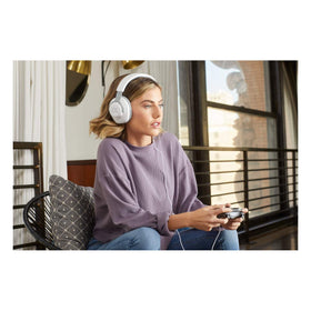 JBL Quantum 100 side profile highlighting earcup comfort and fit