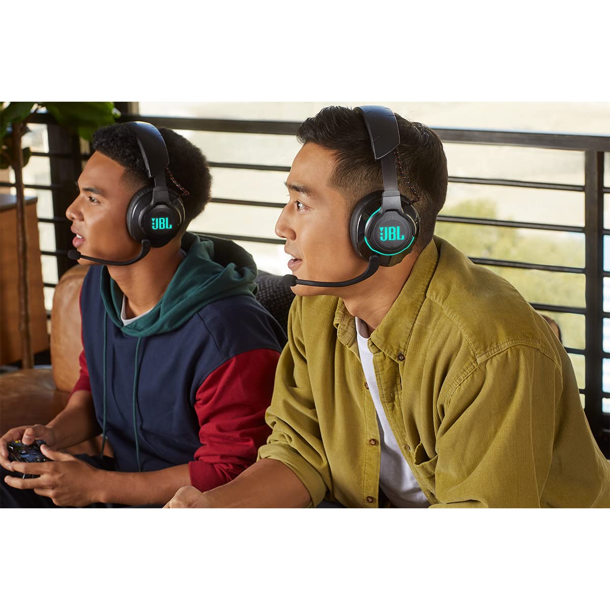 JBL Quantum 810 Wireless battery indicator emphasizes long sessions.