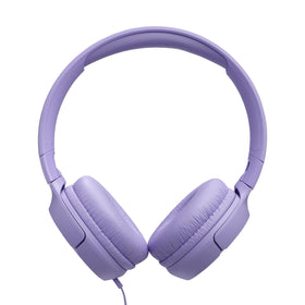 Person wearing JBL Tune 520C on commute illustrating comfort and everyday use