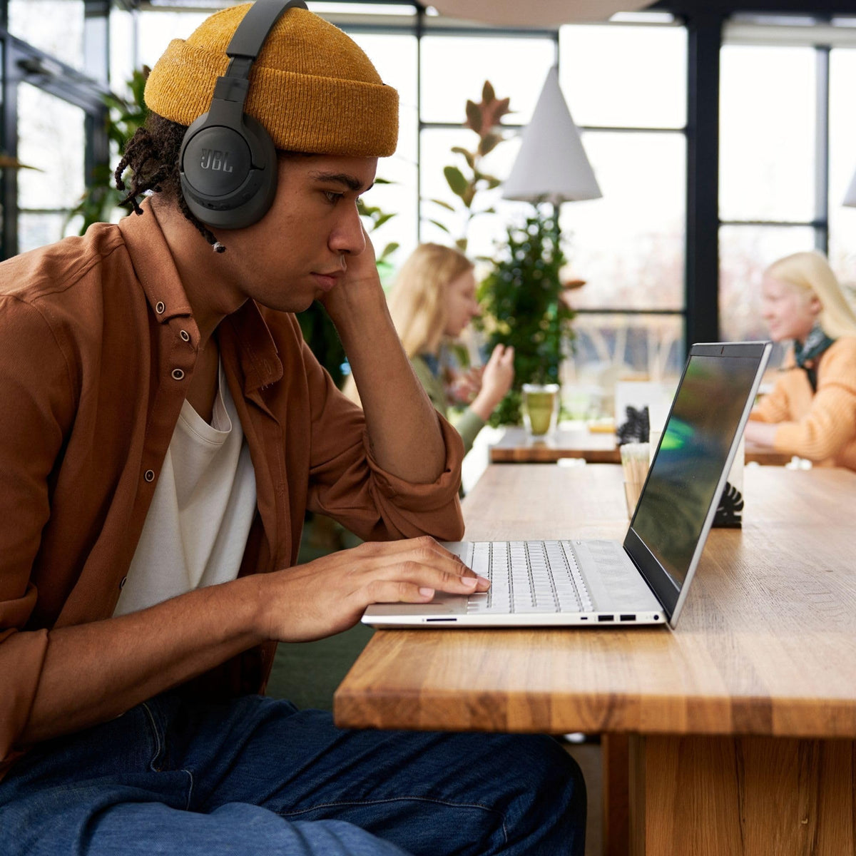 JBL Tune 770NC demonstrates Smart Ambient to hear surroundings when needed