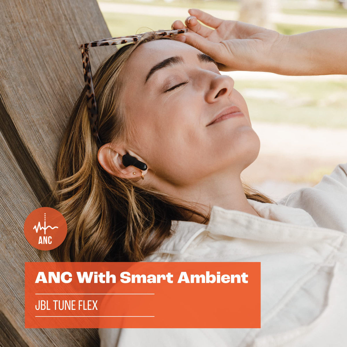 JBL Tune Flex four‑mic array enabling clear calls in noisy settings.