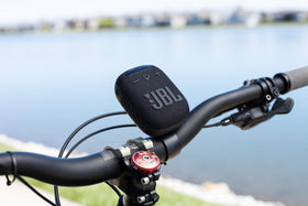 JBL Wind 3 LED display visible during a ride for quick checks