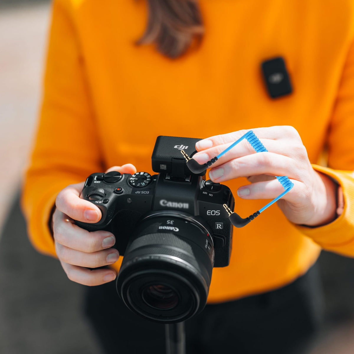 JCMOYUTY connected to DSLR demonstrating neat camera-mounted audio routing