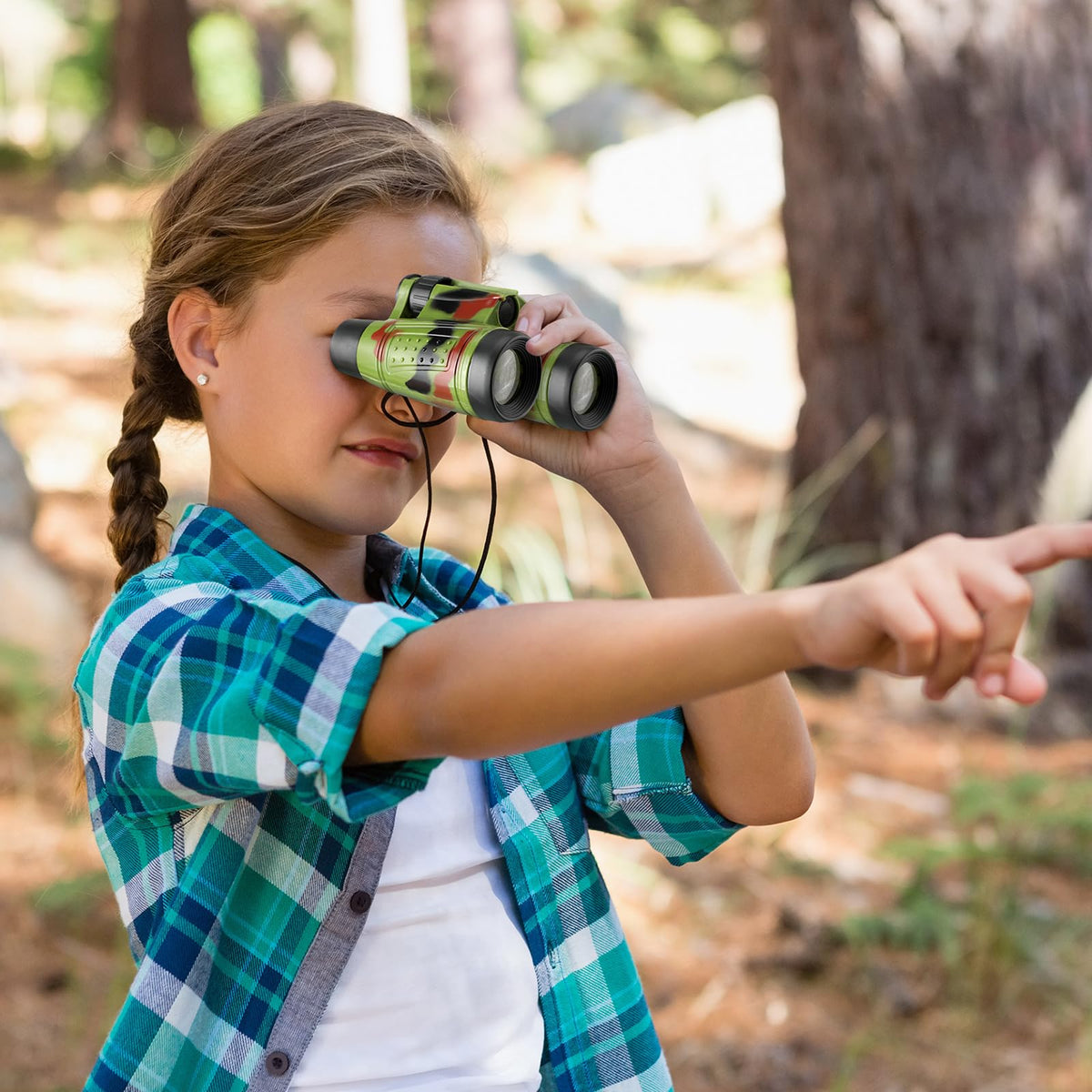 Jiuguva binoculars in hand for scale showing child-friendly size advantage
