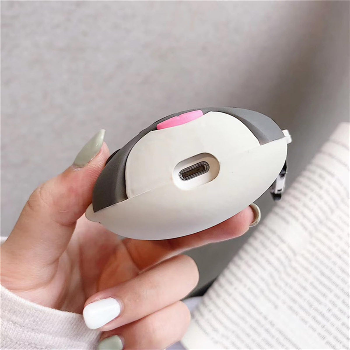 JLSDBMZ AirPods 4 case with hook design lets you hang on backpacks or keys.