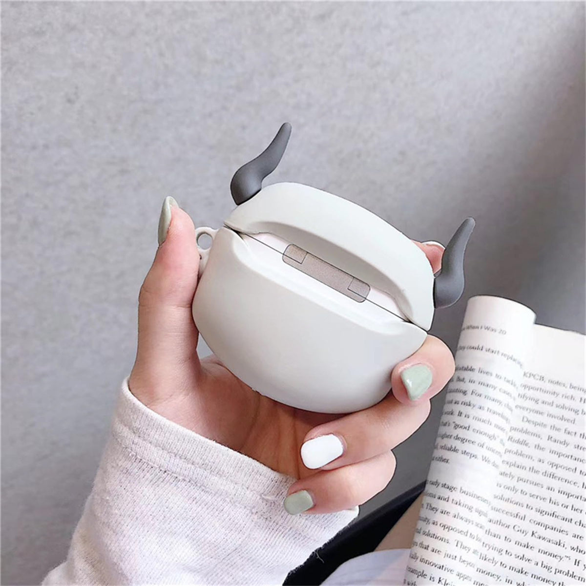 JLSDBMZ AirPods 4 case supports wireless charging without removing the case.