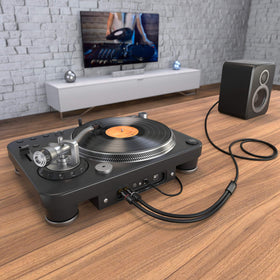 KabelDirekt in living room audio setup linking laptop to speakers for flexible placement