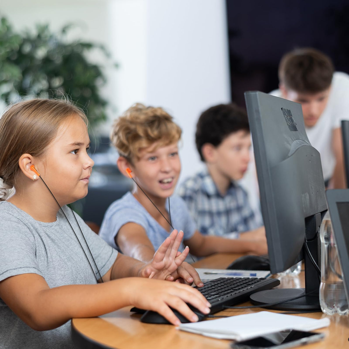 Kanayu earbuds in classroom use, straightforward student listening