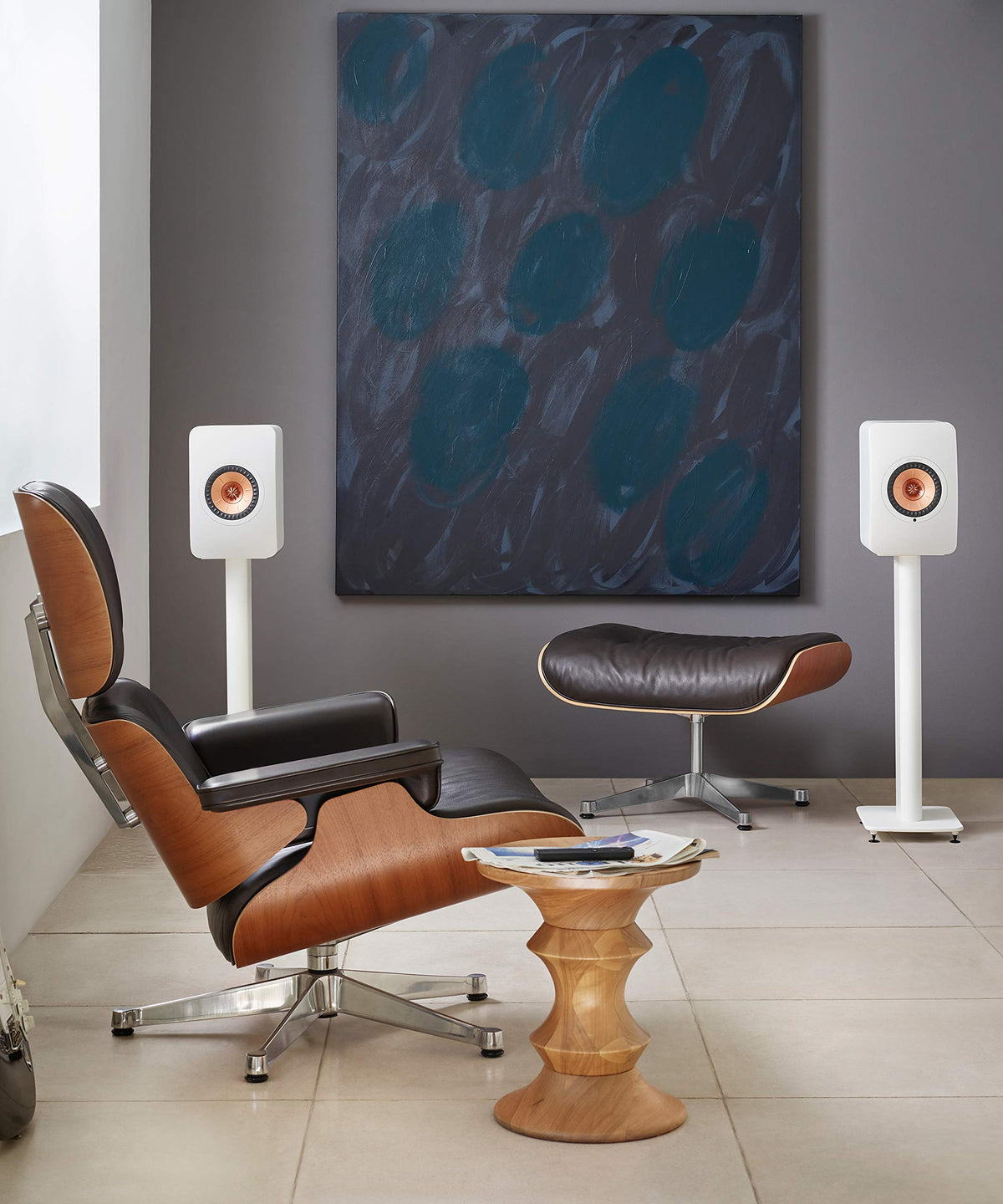 KEF LS50 Wireless II Mineral White studio impression, dual speakers for balanced sound