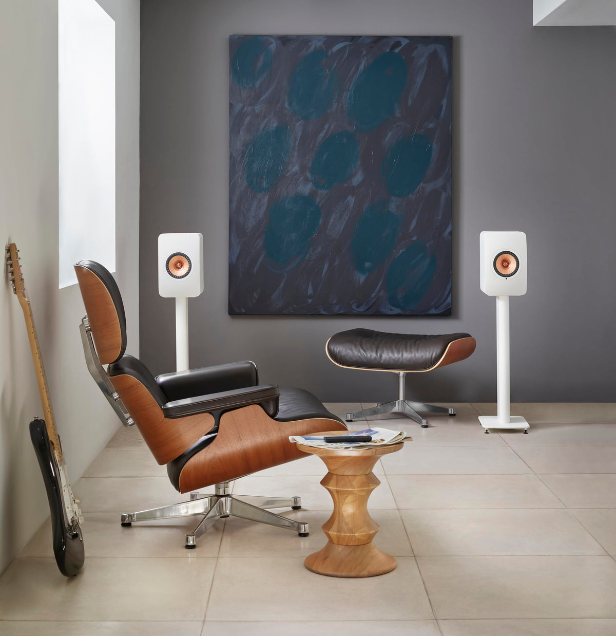 KEF S2 floor stand front view in Mineral White with discreet cable routing.