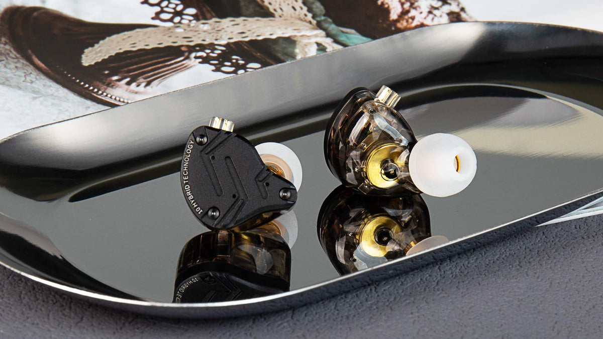 Kinboofi detachable 0.75mm 2‑pin connector demonstrating easy cable swaps