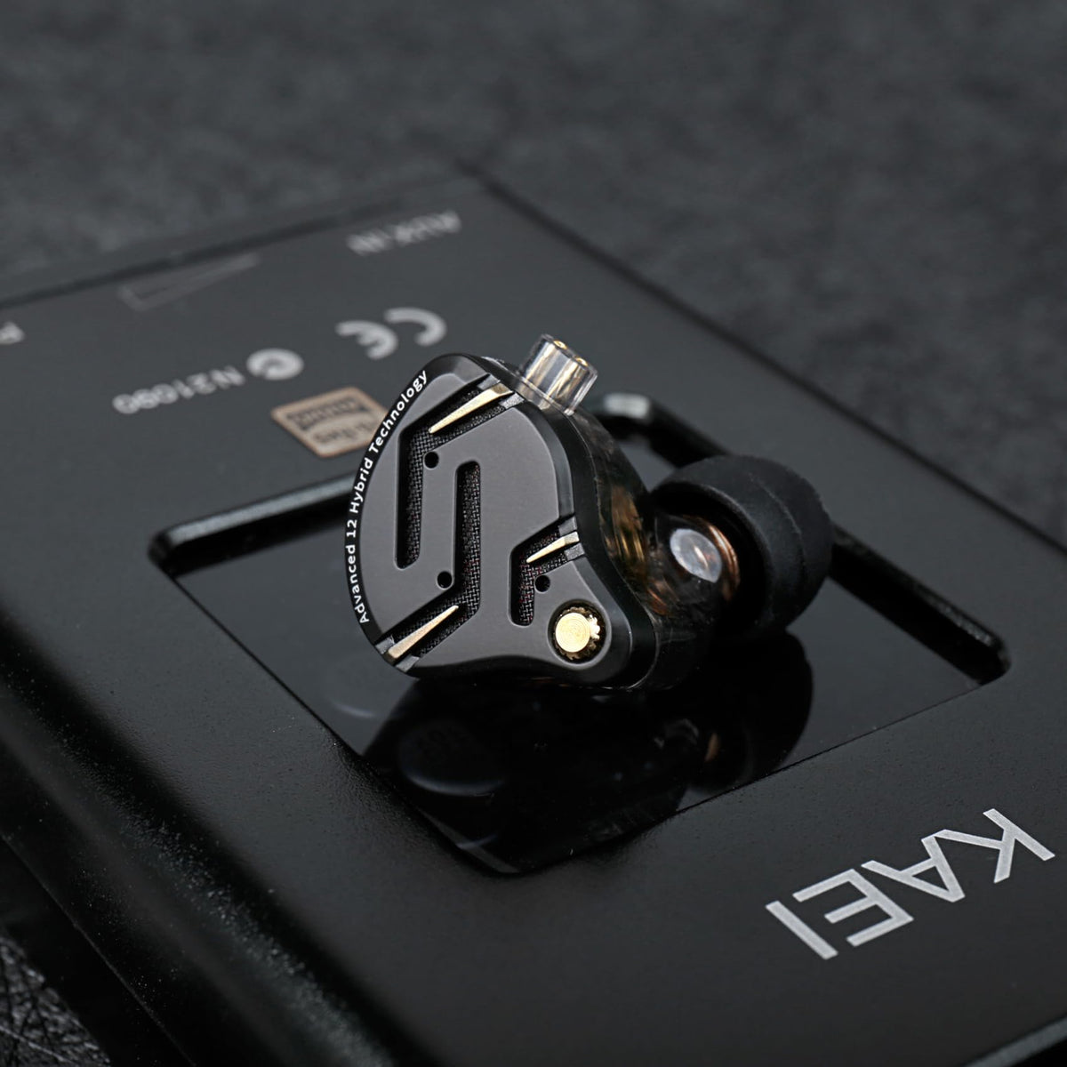 Kinboofi IEM with microphone suits online play and team chats.