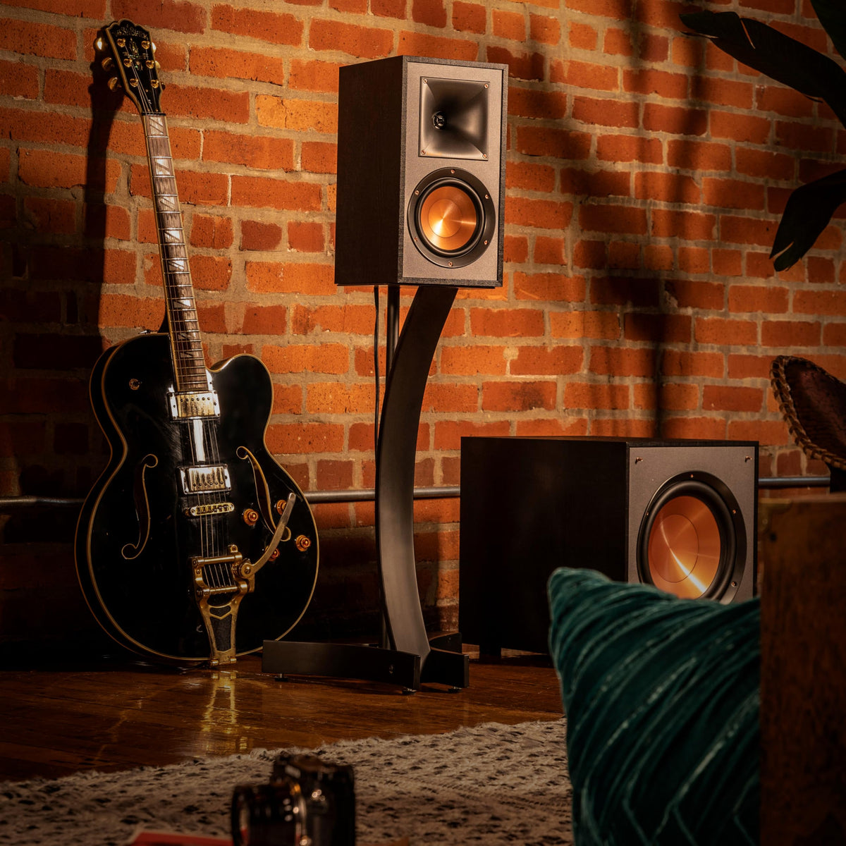 Klipsch R-41M on a bookshelf boosts compact room audio.