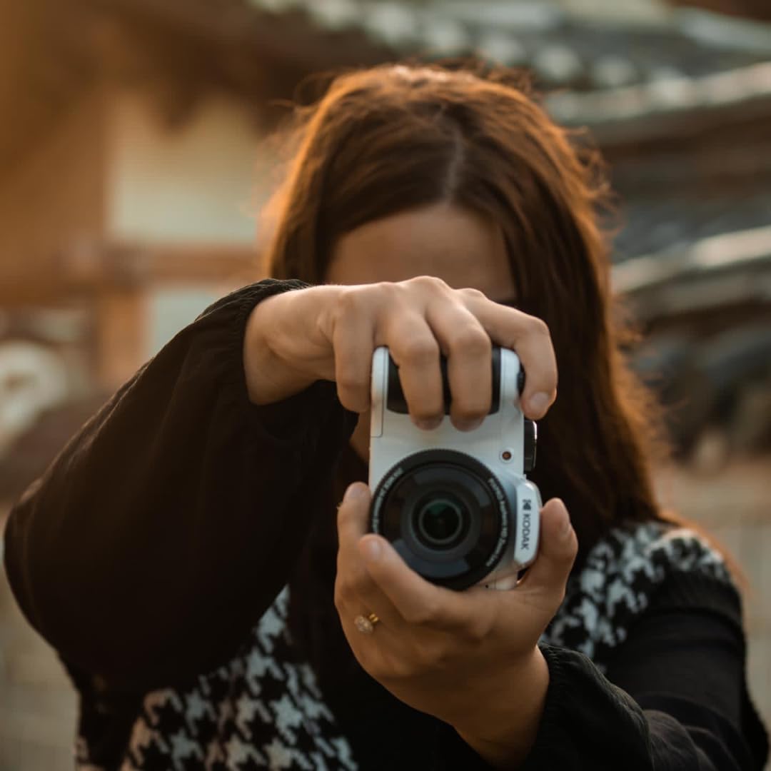 Kodak PIXPRO AZ255 sensor detail highlights vibrant colors and crisp textures in varied light.