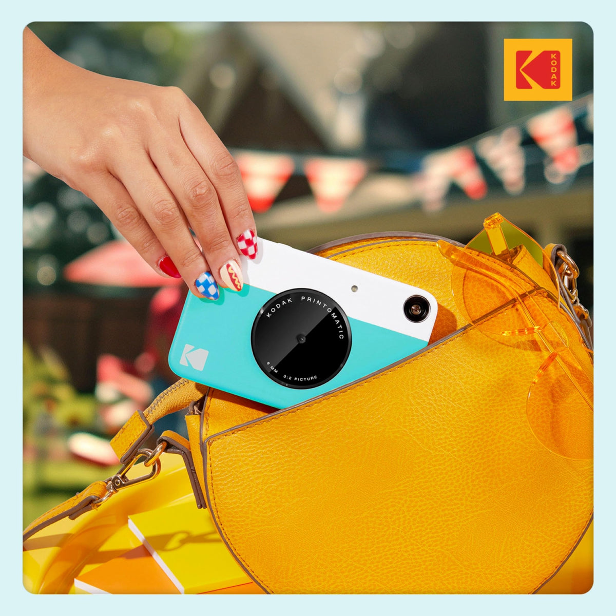 Kodak Printomatic built-in flash for bright, shareable moments