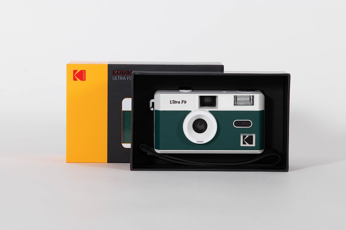 Front-angle shot of Kodak Ultra F9 with fixed aperture for reliable daylight photos.