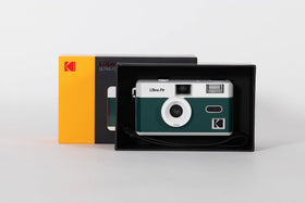 Front-angle shot of Kodak Ultra F9 with fixed aperture for reliable daylight photos.