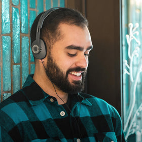 3.5 mm wired connection ensures broad device compatibility
