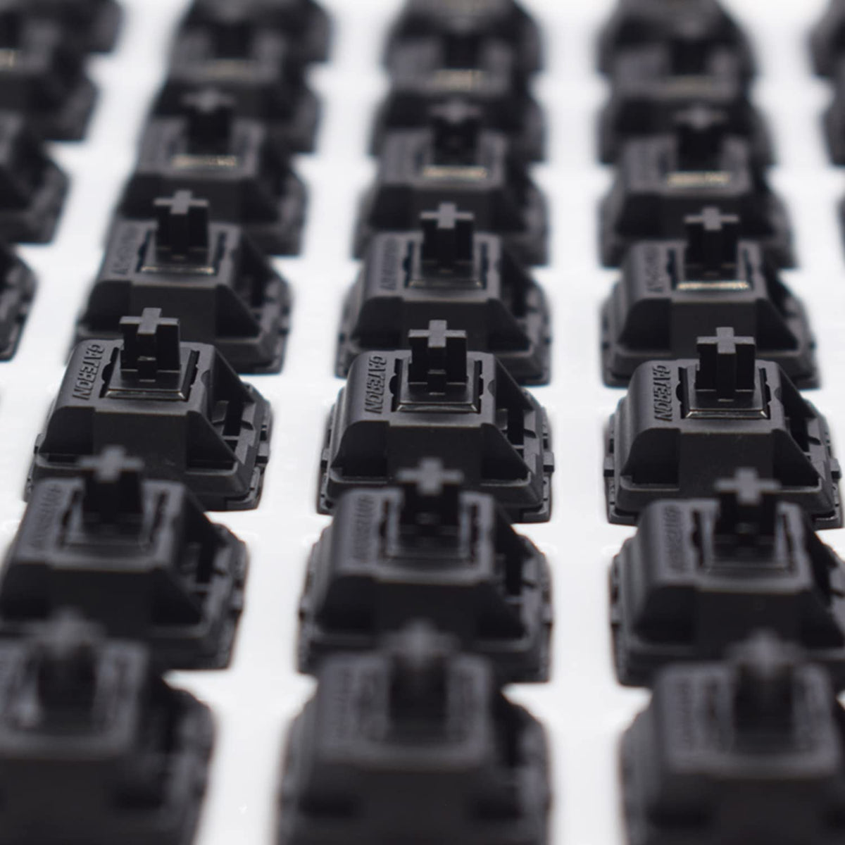 Kutethy Gateron Oil King switches highlight the gold contact point for consistent actuation.