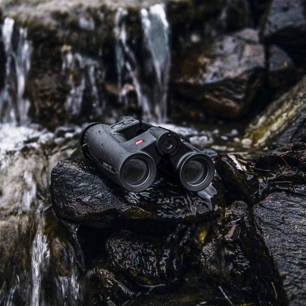 Leica Geovid Pro built-in compass display, integrated navigation supports field planning.