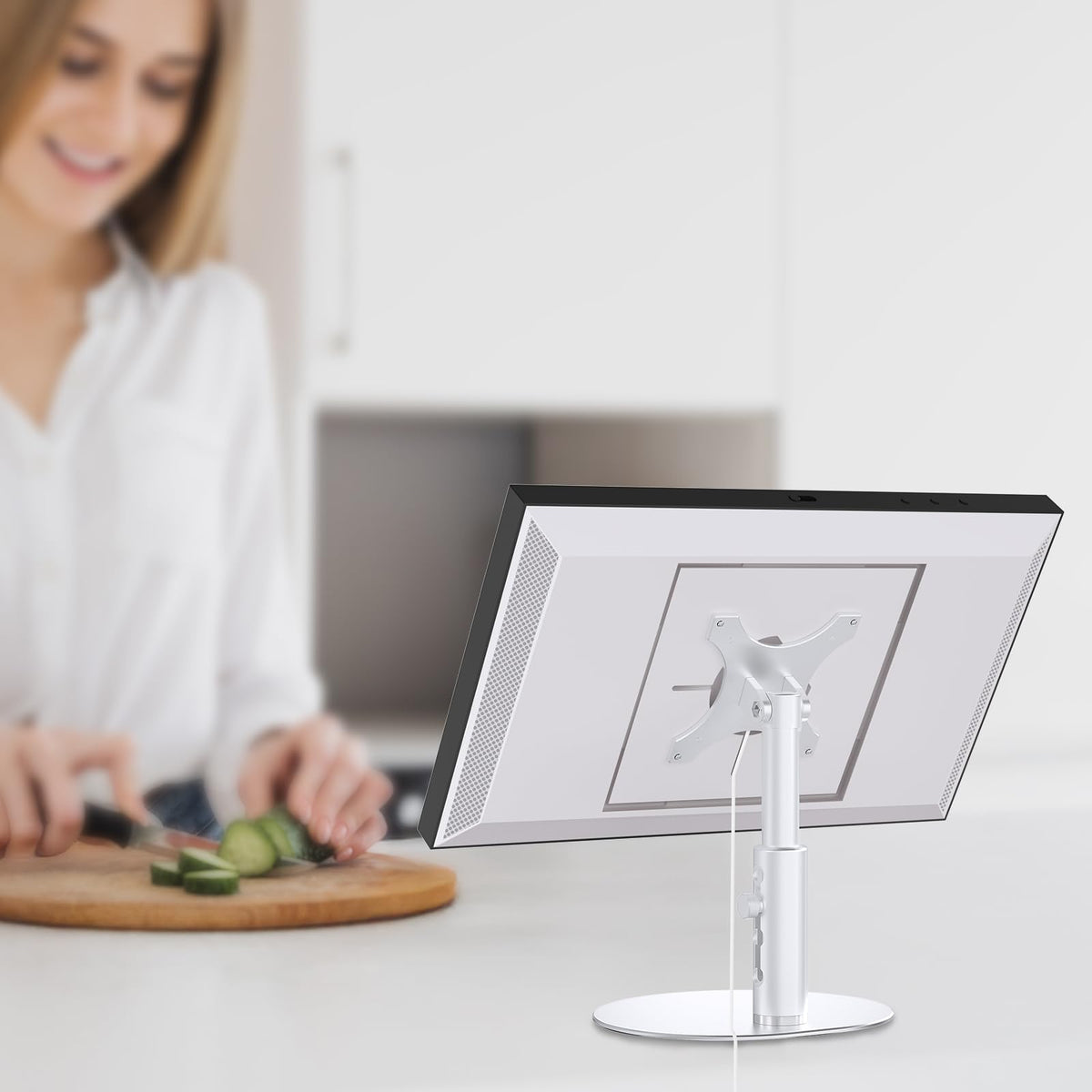 Letlar stand beside a notebook showing scale and space-saving benefit