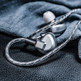 Letshuoer S12 stock cable with 3.5mm and 4.4mm plugs.