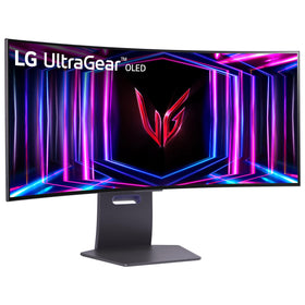 LG 34GS95QE curved display creates an enveloping, distraction-free gaming environment.
