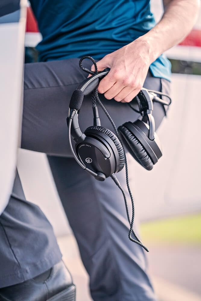 Lightspeed Zulu 4 in-flight use image depicts dual-device connectivity via Bluetooth.