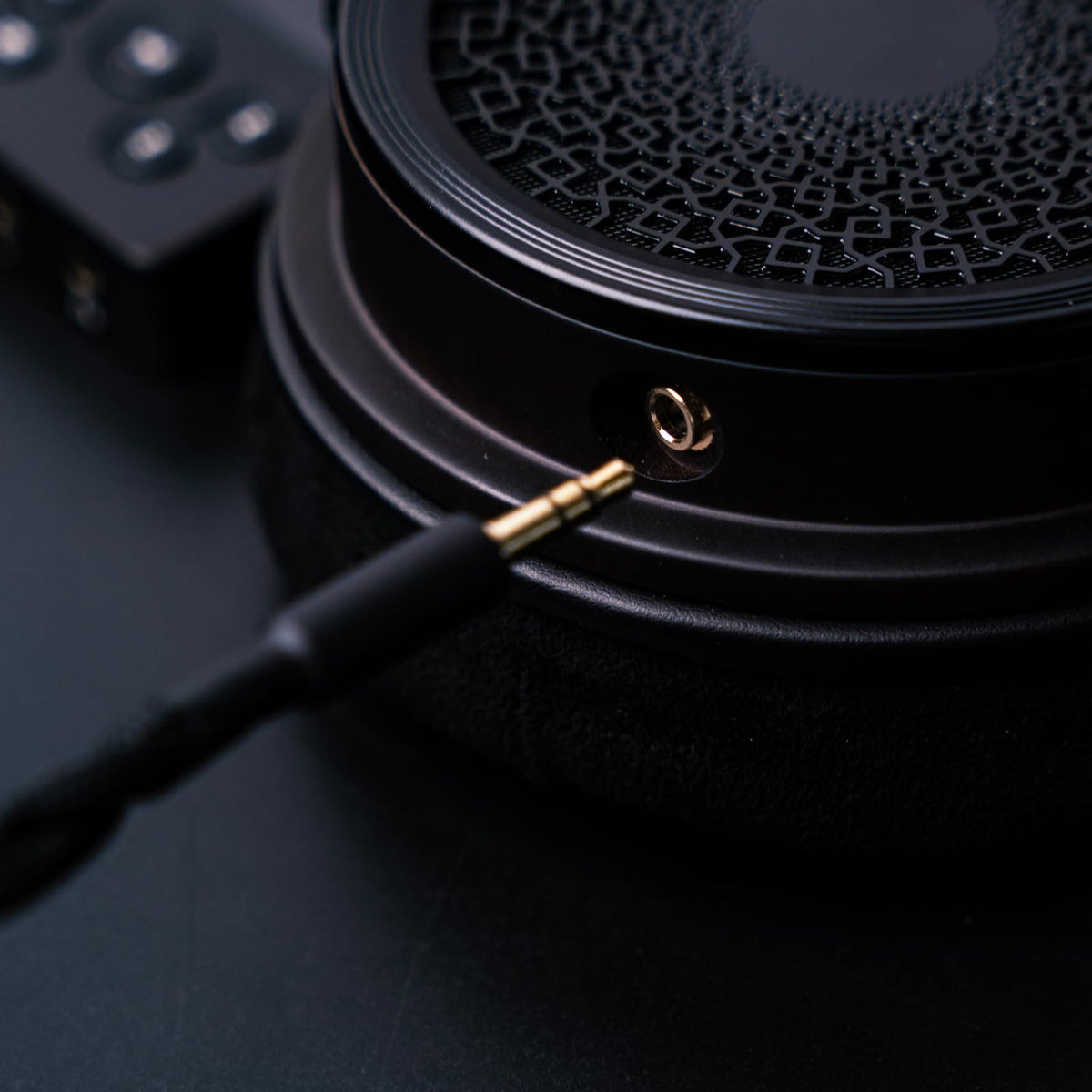 GranVia two-meter length suitable for desktop setups and comfortable reach.