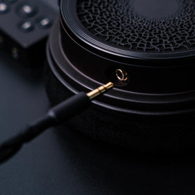 GranVia two-meter length suitable for desktop setups and comfortable reach.