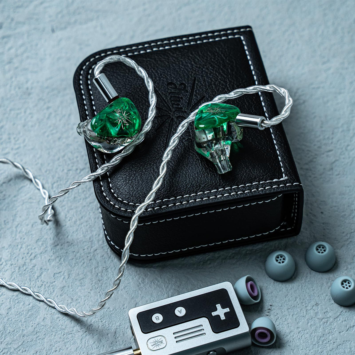 Packaging and case highlighting portable, studio-ready setup