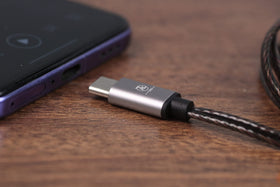Linsoul Salnotes Zero detachable 2pin connection showing easy cable swap capability