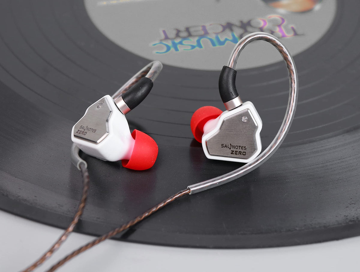 Linsoul Salnotes Zero detachable OFC cable with 2-pin connectors.