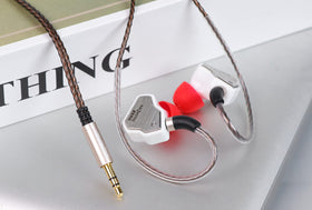 Four-core OFC cable minimizes signal loss for high-fidelity playback.