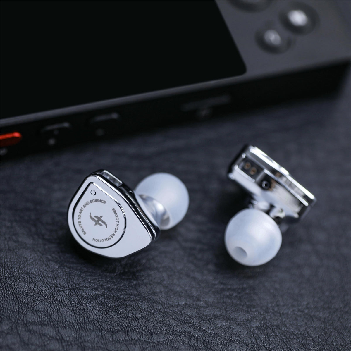Linsoul SIMGOT EW200 close-up of all-metal body highlighting durable finish and reduced resonance