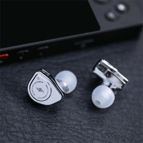 Linsoul SIMGOT EW200 close-up of all-metal body highlighting durable finish and reduced resonance