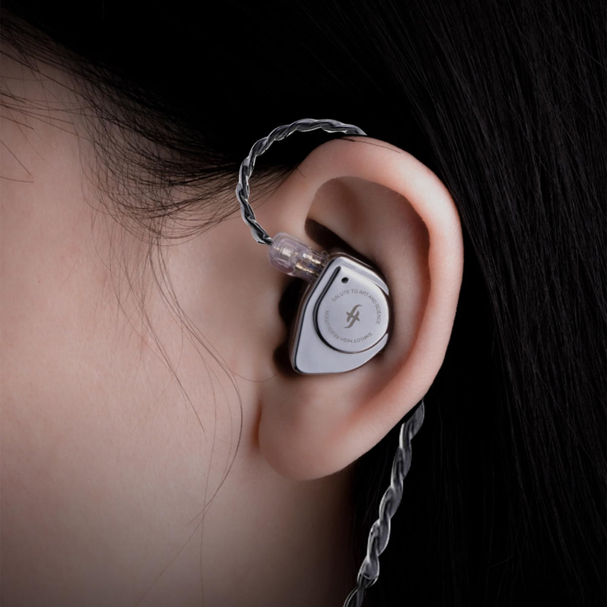 Linsoul SIMGOT EW200 internal driver detail illustrating SCP diaphragm and enhanced transient response