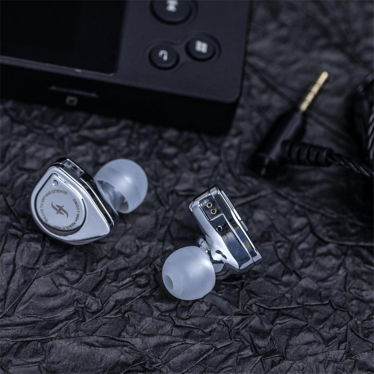 Linsoul SIMGOT EW200 metal body close-up highlighting alloy construction and reduced resonance