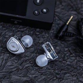 Linsoul SIMGOT EW200 metal body close-up highlighting alloy construction and reduced resonance