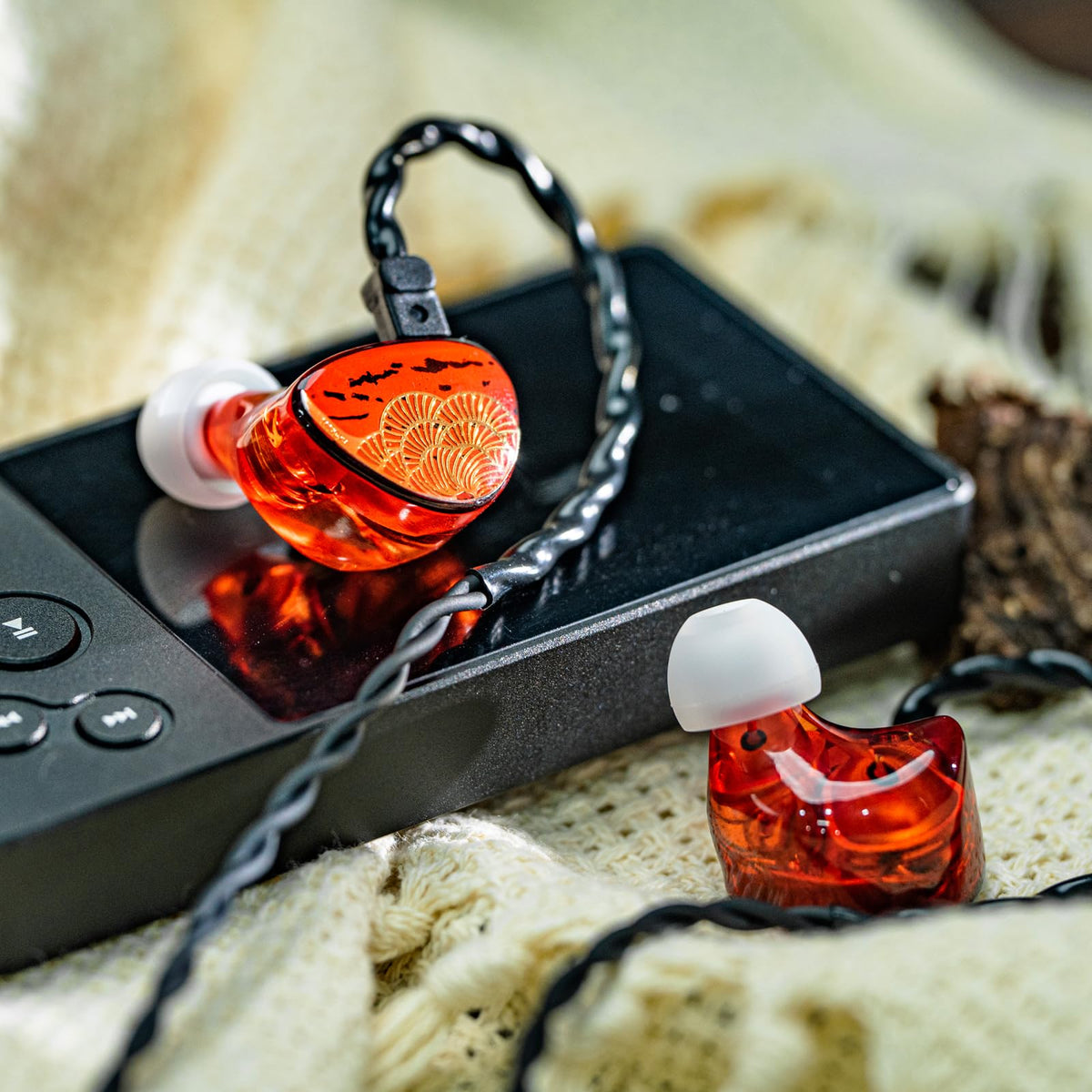 Oxygen-free copper braided cable minimizes signal loss and increases durability.