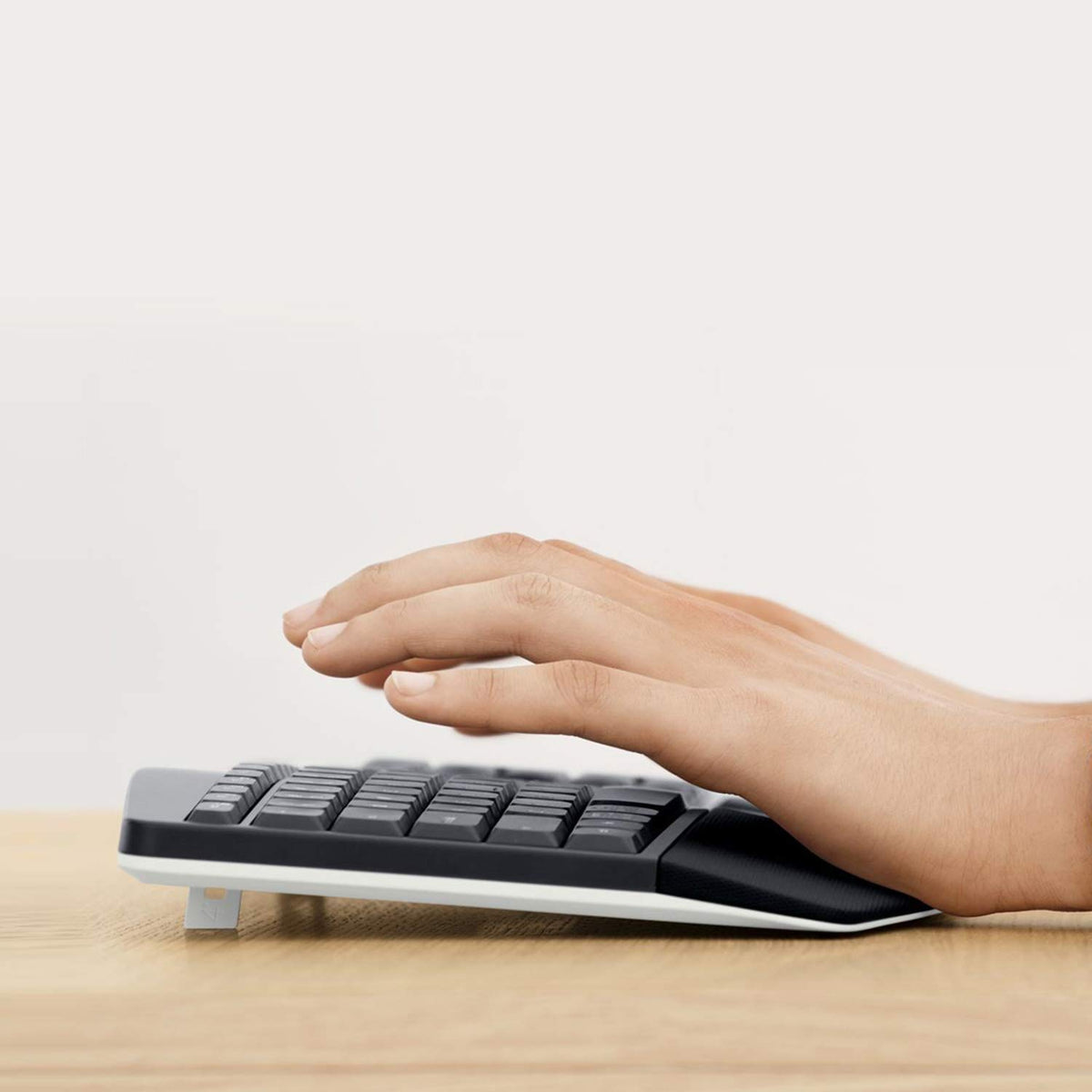 Logitech MK850 keyboard and mouse switching between screens for seamless multitasking