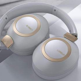 LORELEI B-C6 worn by traveler in airport showing portable sound and long battery endurance benefit