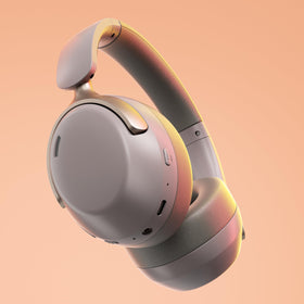 LORELEI QC30 earpad close-up highlighting memory protein padding and seal benefit