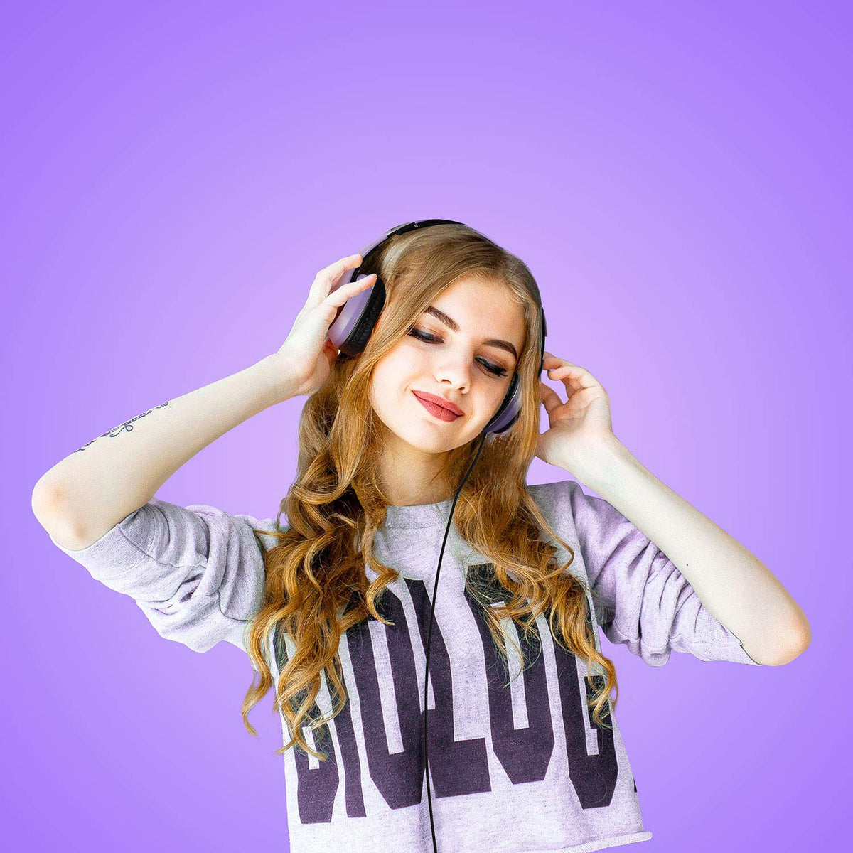 Lorelei X6 portable case keeps headphones protected during travel.